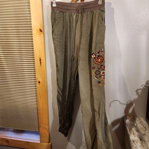 Knox Rose Floral Embroidered Pants size Medium